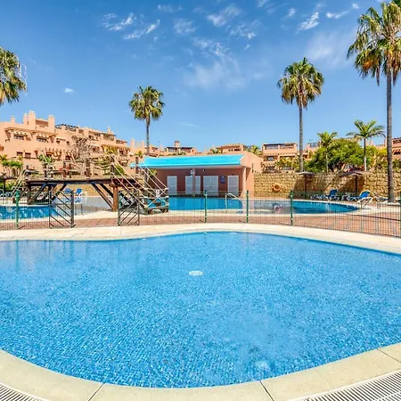 Deluxe Relax With Pool Apartment *