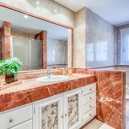 Deluxe Relax With Pool Apartment *